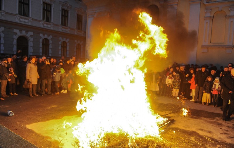 FOTO| Crăciunul pe rit vechi în cea mai colorată regiune din România. Sârbii din Timișoara stau în jurul unui stejar în flăcări