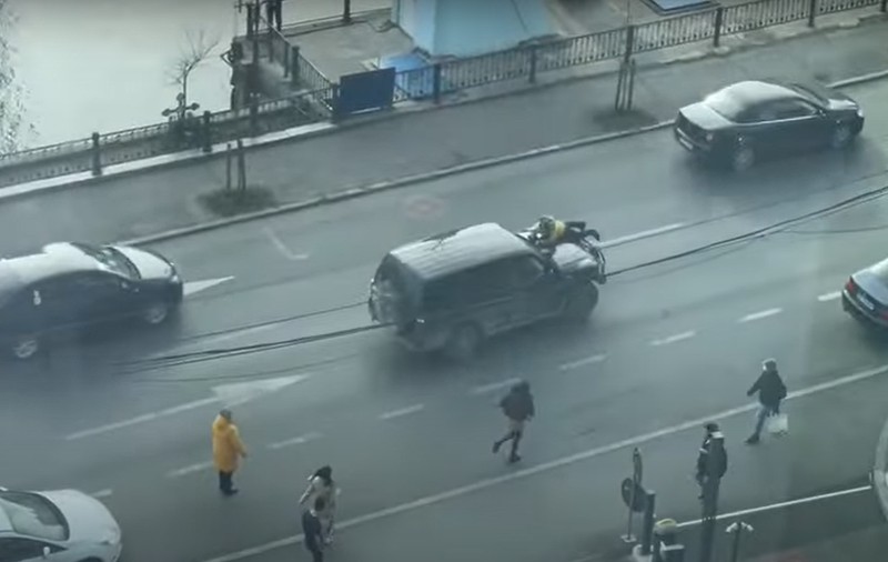 Un șofer a mers cu un biclicist pe capotă, până aproape de o secție de poliție. Apoi a fost reținut