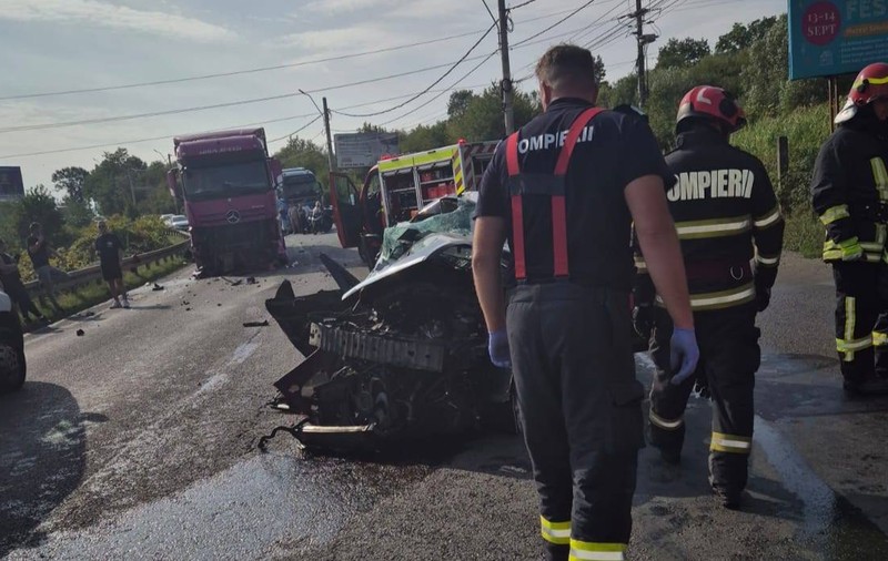 Un bărbat și un băiat de 14 ani au murit după ce un autoturism și un TIR s-au ciocnit, la ieșirea din Baia Mare | VIDEO