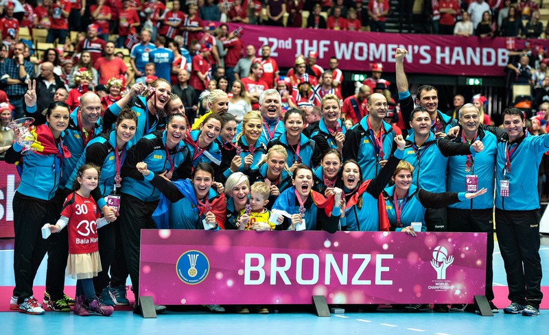 epa05077202 Romanian players celebrating their bronze medal at the Women's World Handball Championship in Herning, Denmark, 20 December 2015. EPA/HENNING BAGGER DENMARK OUT