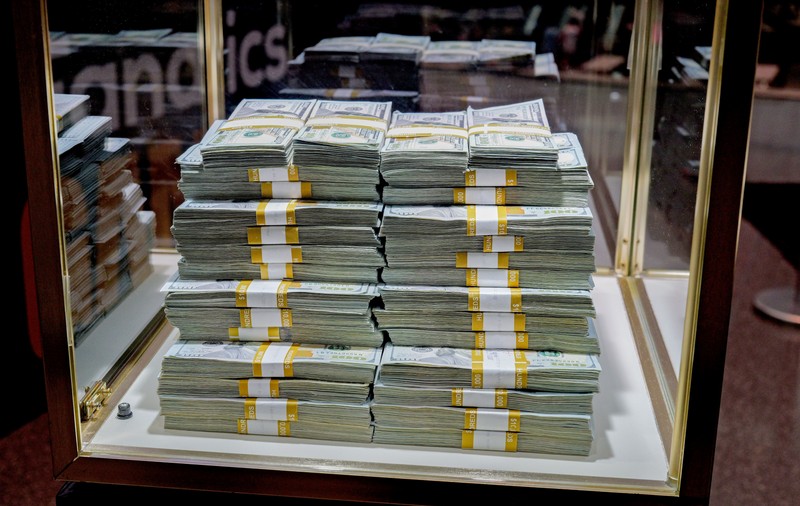 Un bărbat cu 21.800.000.000 de dolari în cont a aflat la supermarket că nu se poate atinge de bani. Detaliul bizar descoperit la bancă