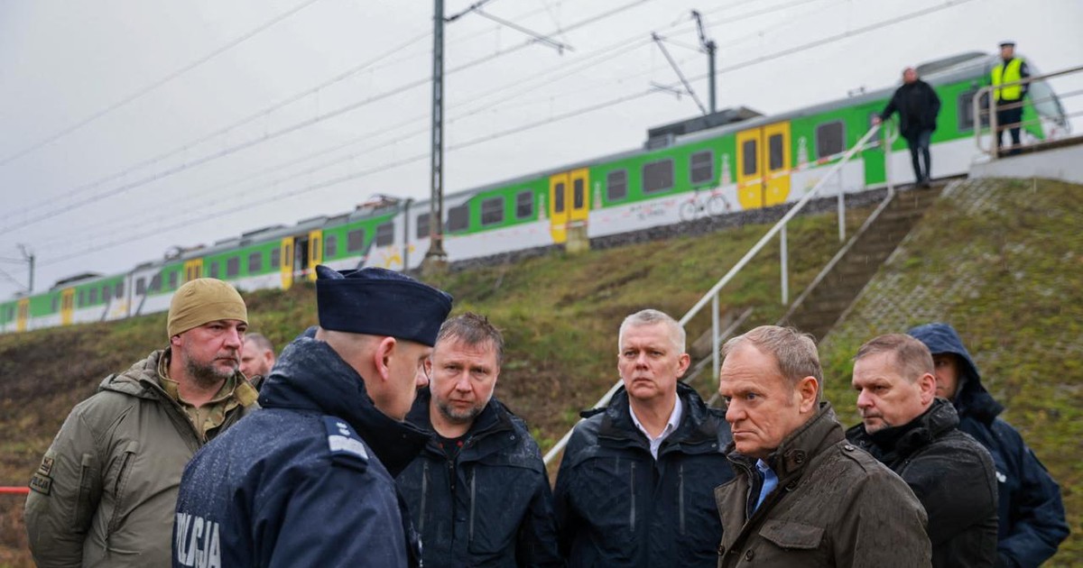 Premierul polonez Donald Tusk (primul din dreapta), la locul sabotajului de pe calea ferată Foto: Profimedia