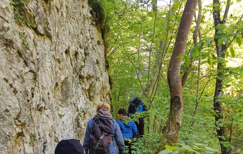 5 adulți cu cinci copii, recuperați de jandarmi, după ce s-au rătăcit în Cheile Carașului și au dormit în pădure