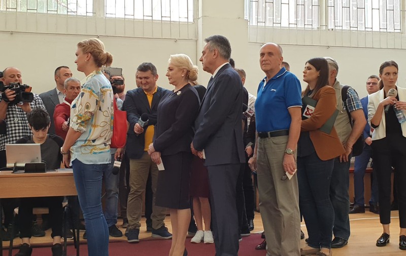 UPDATE | Premierul Viorica Dăncilă a stat 25 de minute la coadă, pentru a vota. Nu a luat buletinele de vot pentru referendum: "Iohannis l-a politizat!"