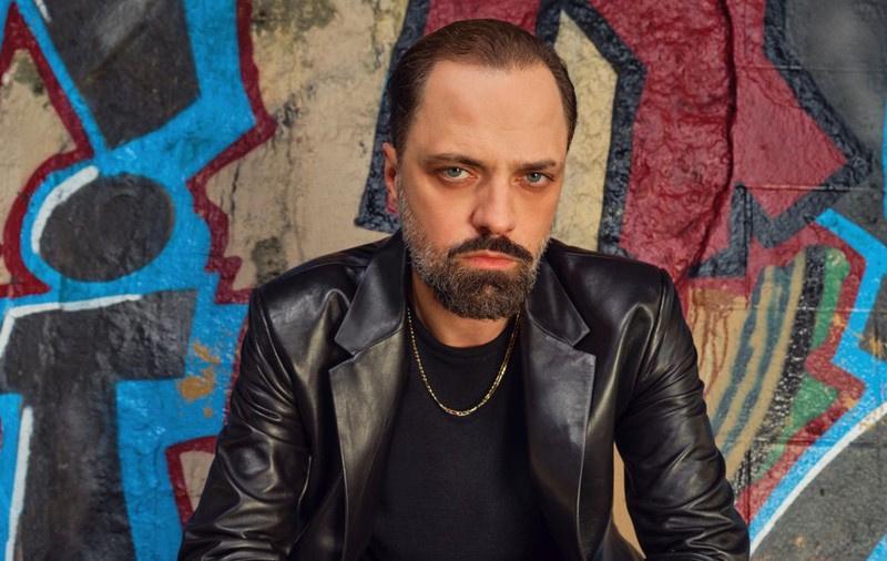 Cine este Ertan Saban, actorul care vrea să cucerească publicul din România. Apare la Kanal D, în locul serialului „Fata de la fereastră”