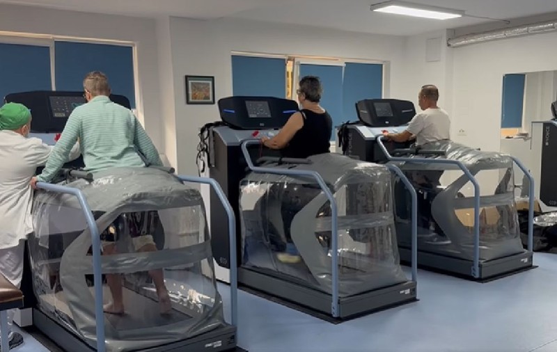 Pacienții de la Spitalul din Timișoara învață să meargă din nou cu ajutorul roboților: „Toată ziua m-aș juca” | VIDEO