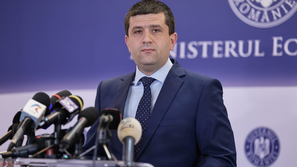 Radu Miruță dă declarații în timpul unei conferințe de presă la Ministerul Economiei.