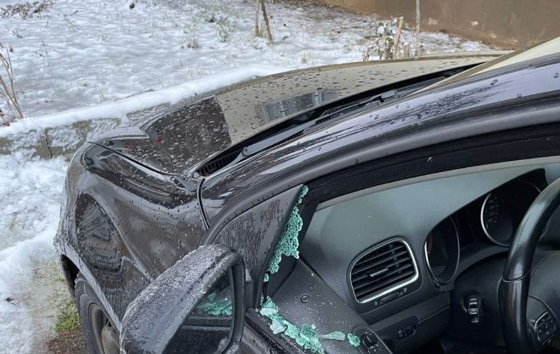 Copil de 13 ani, reținut la o săptămână după ce a spart șapte mașini în două ore, în Focșani