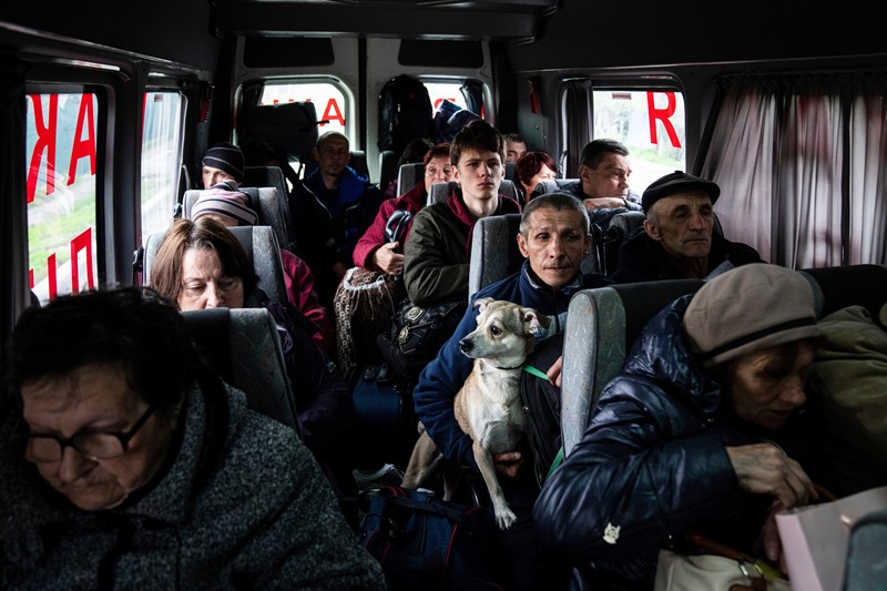 Oameni într-un autobuz, în timpul evacuării din Lîman. Foto: Profimedia
