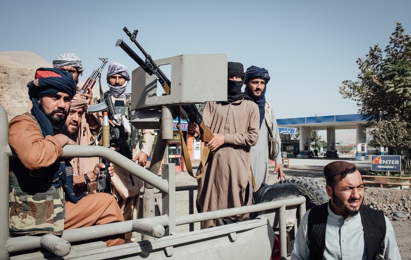 „Vă vom găsi oriunde vă ascundeți!”. Sute de persoane LGBTQ vor să fugă din Afganistan de frica talibanilor