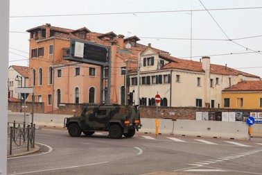 Autoritățile italiene au plasat forțe militare la intrările în Veneția. Este luată în calcul chiar și instituirea carantinei, a închiderii orașului dacă se mai înregistrează vreun deces