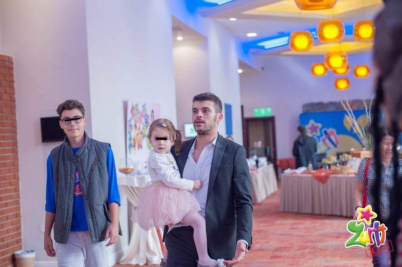 Isabela a participat la petrecerea Zurli. Tatăl ei nu a scăpat-o o clipă din ochi