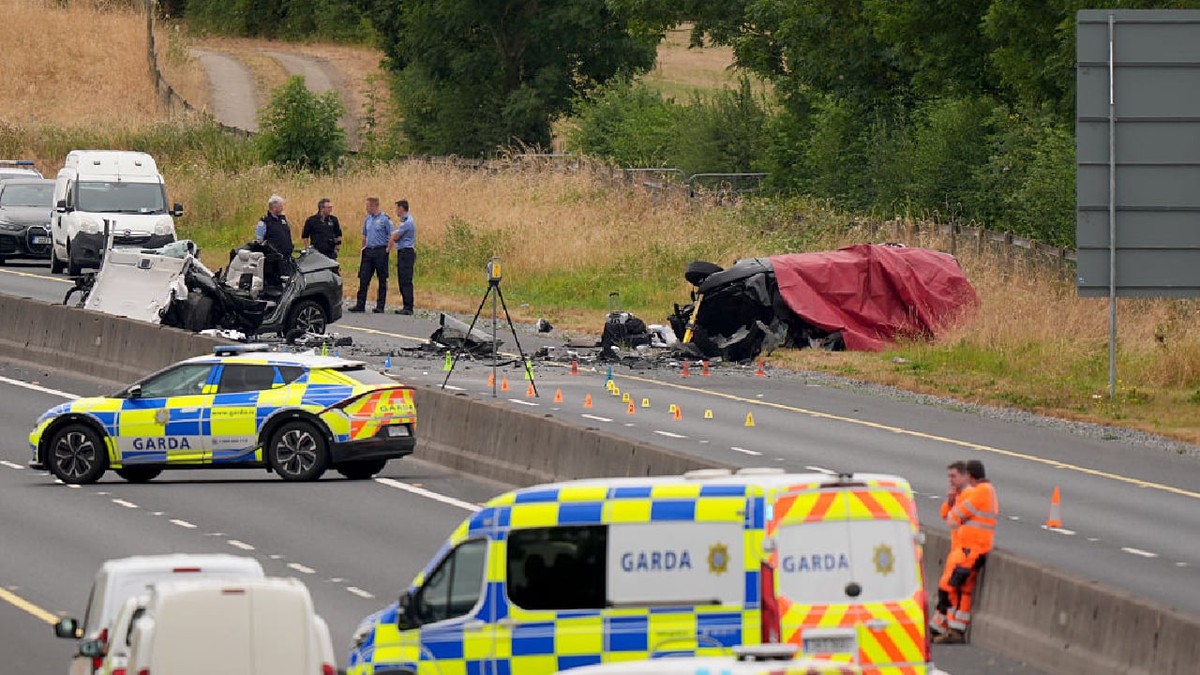 Mașini de poliție la locul unui accident produs pe autostrada M9, din Irlanda, Kildare, mai multe persoane au decedat, iar altele au fost rănite grav în urma unei coliziuni frontale între două autoturisme