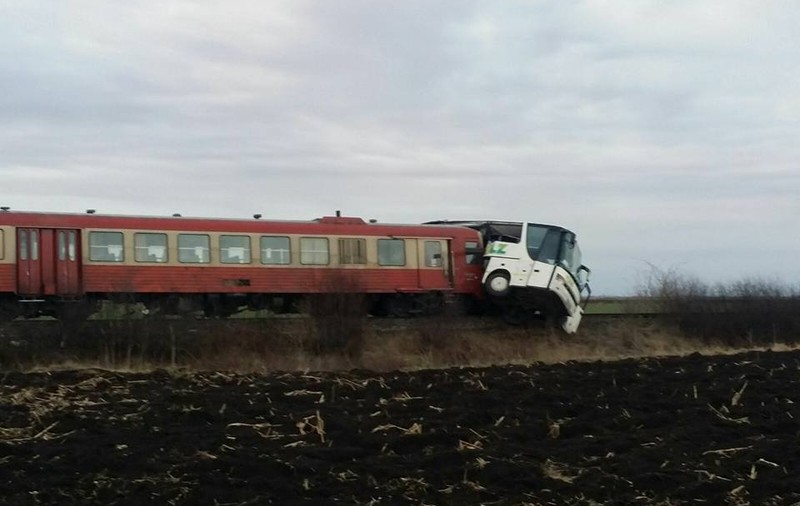 Autocar lovit de tren în județul Timiș. Mai mulți pasageri au fost răniți