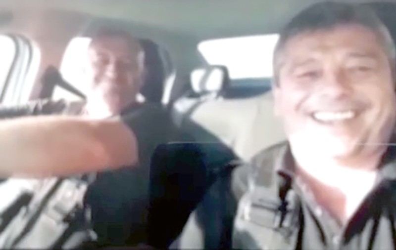 Doi polițiști locali din Bârlad s-au filmat când ascultă și fredonează manele în mașină. Anchetă internă în instituție