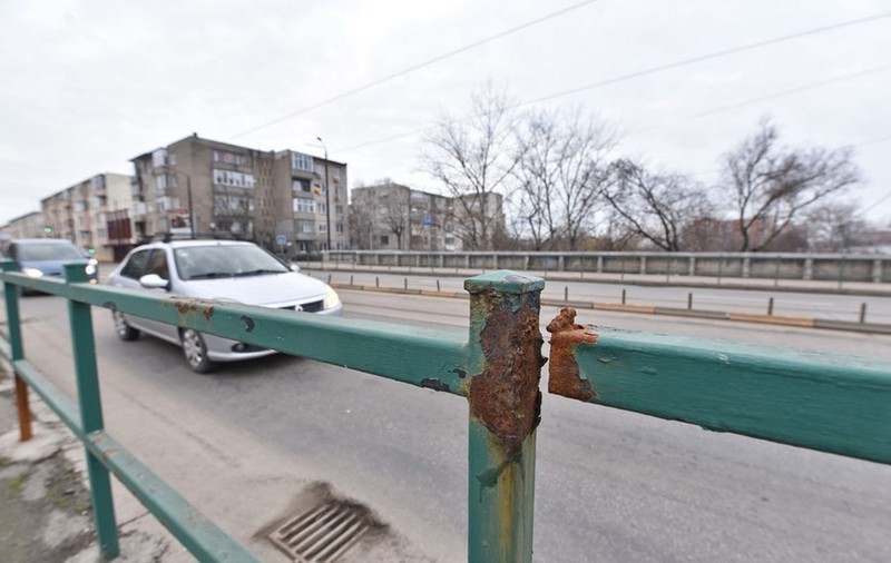 Podul Decebal din Oradea, pericol pentru șoferi: „Rosturile de dilataţie sunt ieşite din şosea cu şuruburi cu tot, fire de curent atârnate”