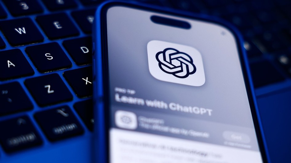 logo aplicatie chatgpt afisata pe ecranul unui telefon mobil