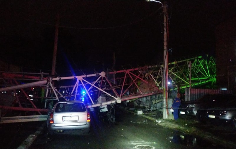 Furtună violentă în București și în Ilfov. Două persoane rănite, după ce o antenă GSM a căzut peste casele lor