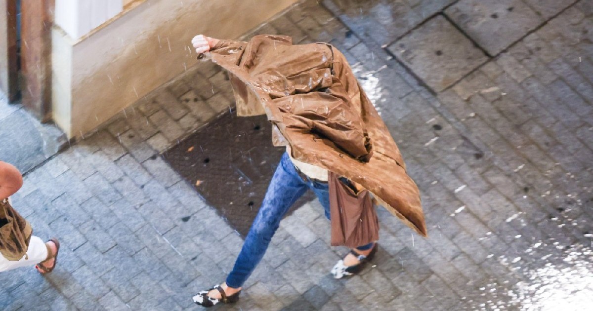 Valencia, Spania. 28 septembrie 2025. Oamenii se adăpostesc de ploile torențiale după ce guvernul Generalitat Valenciana a declarat alertă roșie pentru ploi torențiale.