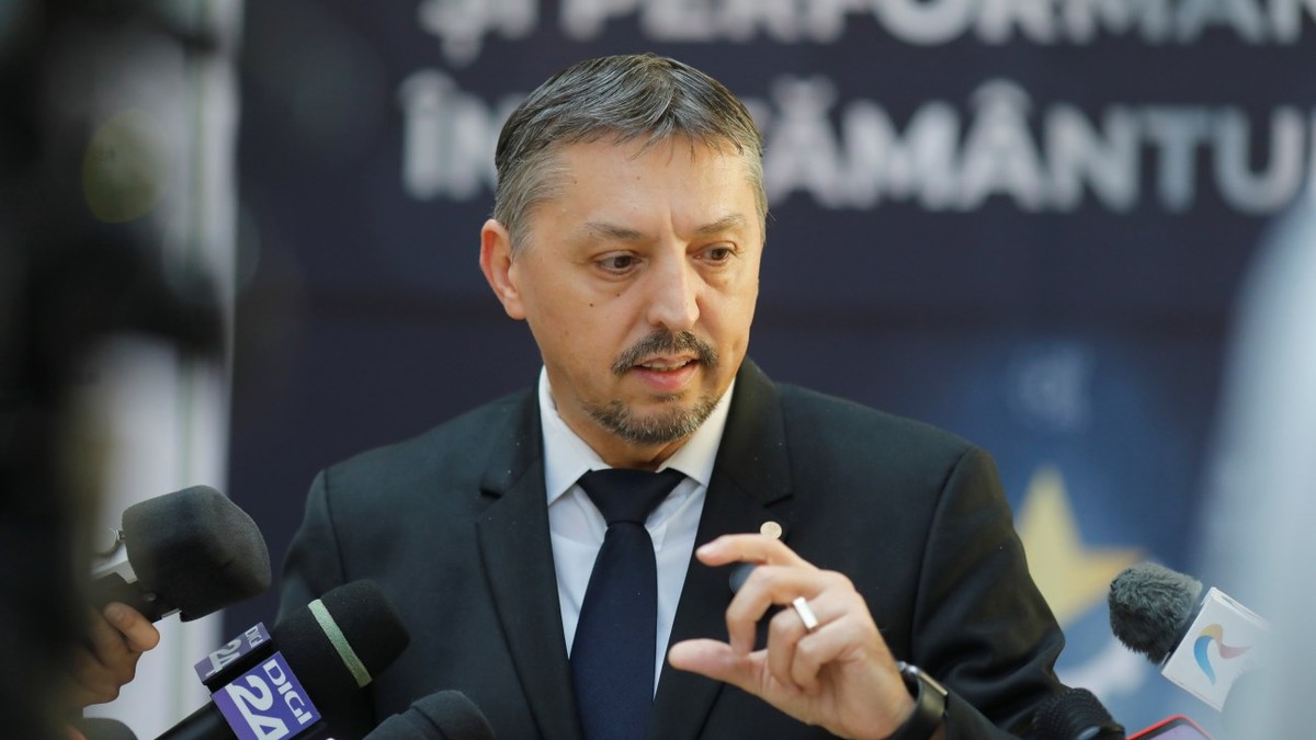 Daniel David, ministrul Educatiei, participa la GALA INOVATIEI SI PERFORMANTEI IN INVATAMANTUL DUAL, eveniment desfasurat in sala Multifunctionala a Consiliului Judetean Timis, in Timisoara, joi, 16 octombrie 2025