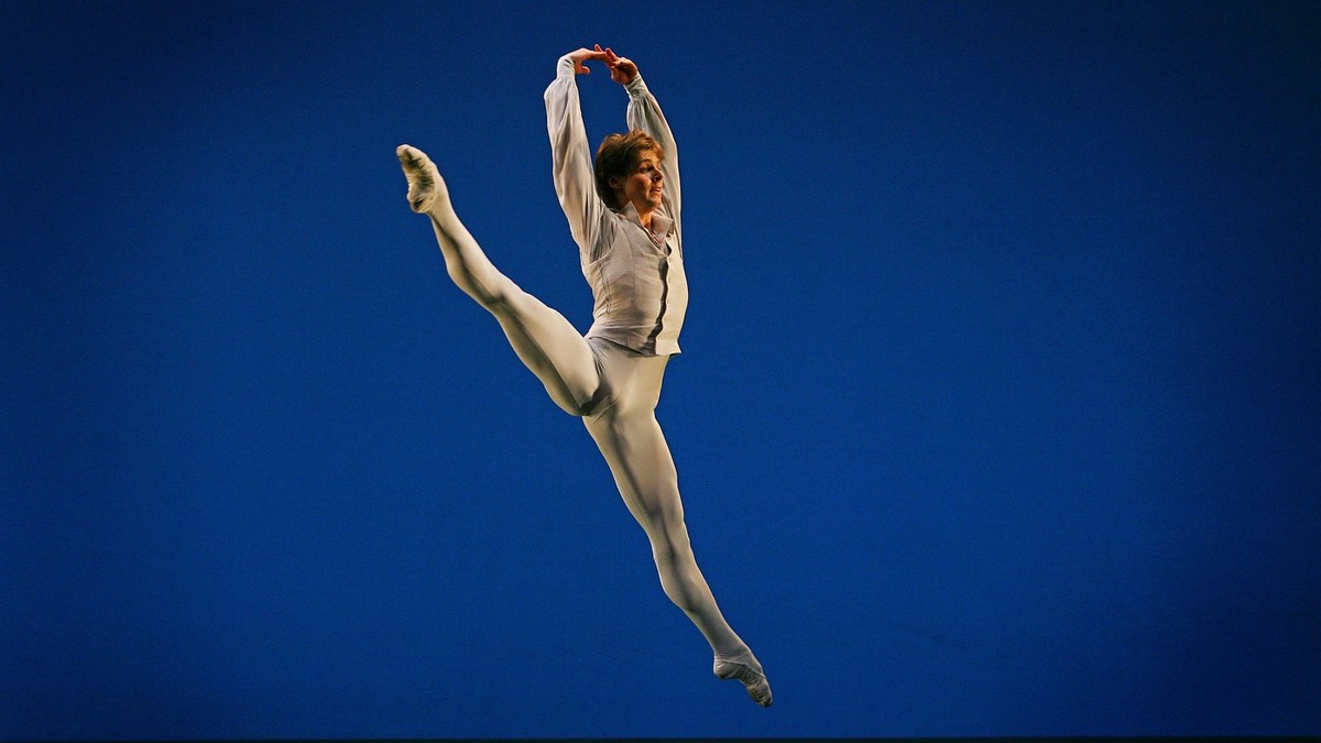 Balerinul Vladimir Shklyarov de la Baletul Mariinsky dansează în timpul unei repetiții generale a spectacolului „Tchaikovsky Pas de Deux” la teatrul Saddlers Wells din Londra, pe 15 octombrie 2008.