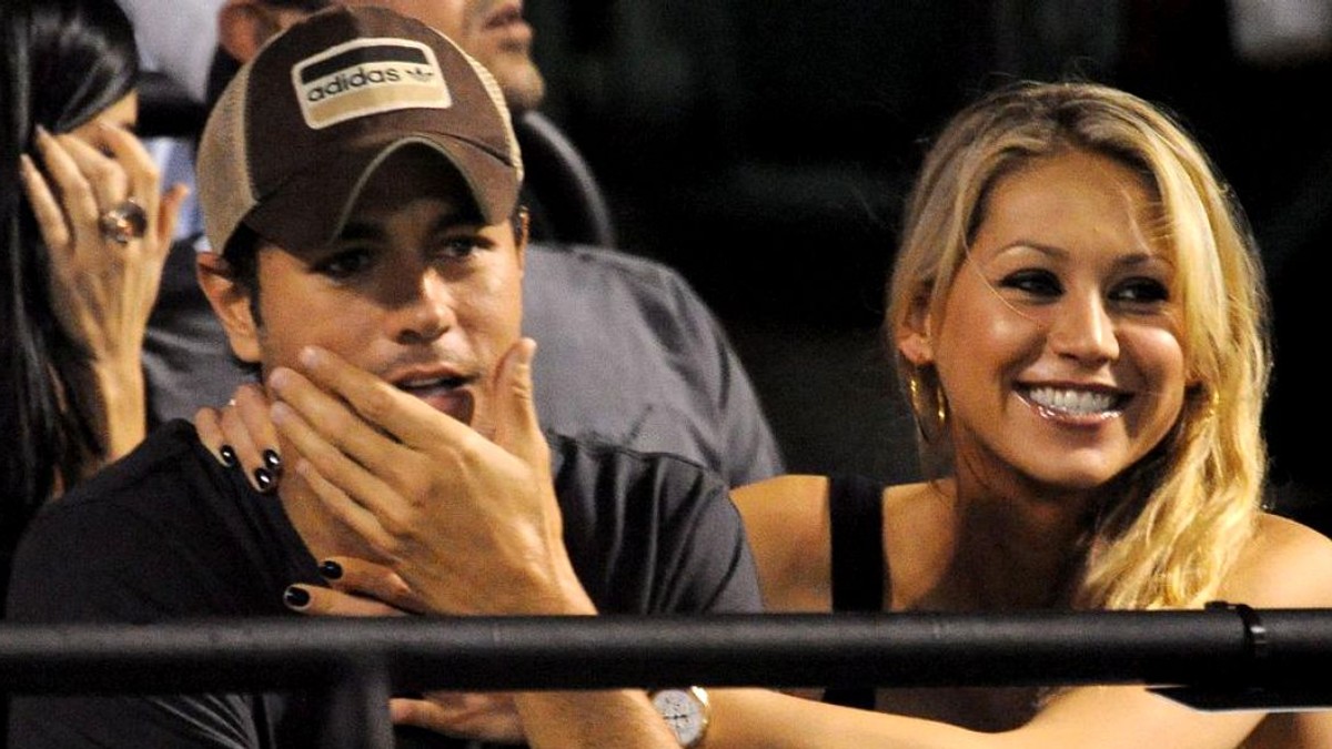 Enrique Iglesias a sărutat pasional o femeie