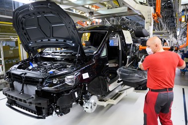 Fabrica Volkswagen din Poznan (Polonia) a redeschis linia de producție. Imagine din 27 aprilie EPA-EFE/JAKUB KACZMARCZYK POLAND OUT