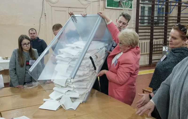 CORESPONDENȚĂ DIN CERNĂUȚI | LIVE UPDATE: Libertatea urmărește alegerile prezidențiale din Ucraina. Urnele s-au închis. Conform exit poll-urilor, actorul de comedie Zelenski câștigă primul tur cu peste 30% din voturi, urmat de Poroșenko