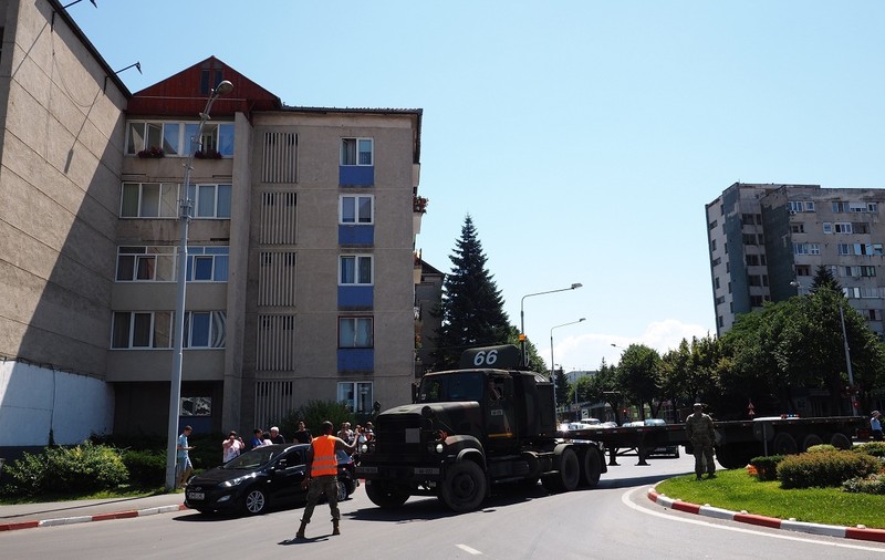 FOTO/ Camion NATO implicat într-un accident în Sibiu. Cum arată după impact mașina pe care a tamponat-o