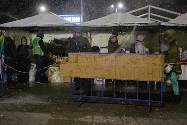 Voluntari oferă sprijin refugiaților care trec prin Vama Isaccea, 1 martie 2022. Foto: Eli Driu / Libertatea
