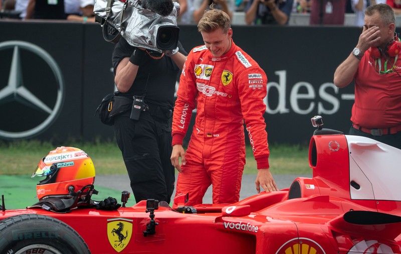 Monopostul lui Michael Schumacher, condus de fiul său, Mike. Bolidul, scos la licitație pentru o sumă uriașă