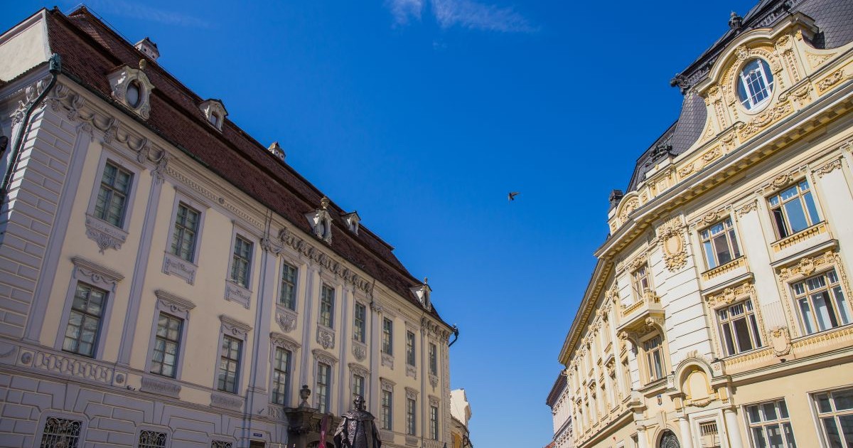 Președintele Klaus Iohannis, lângă statuia lui Samuel von Brukenthal in Piata Mare din Sibiu