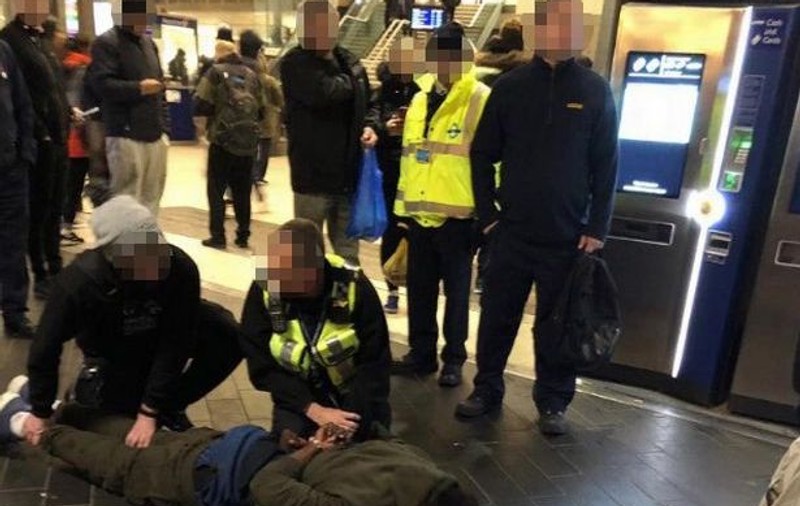 Mai mulți români sunt eroi în Londra, după ce au imobilizat un bărbat care a atacat oamenii cu un ciocan - VIDEO