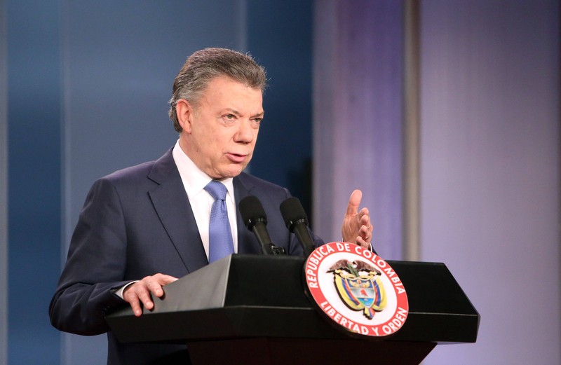 Președintele Columbiei, în timp ce ține un discurs în fața jurnaliștilor