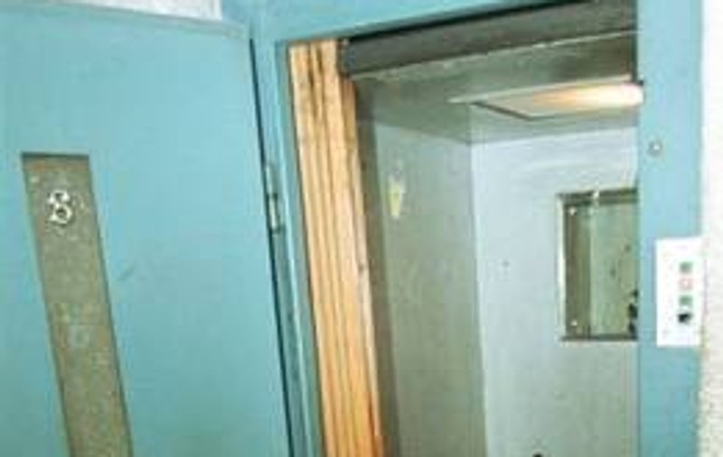 Liftul unui spital din Cluj-Napoca s-a prăbușit | Două persoane erau în interior