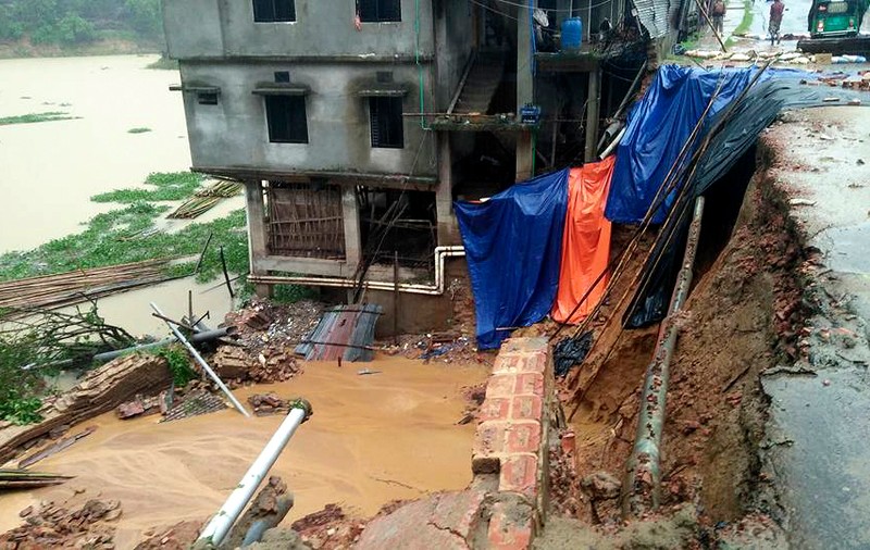 Cel puțin 147 de oameni au murit în Bangladesh, în urma unor alunecări de teren