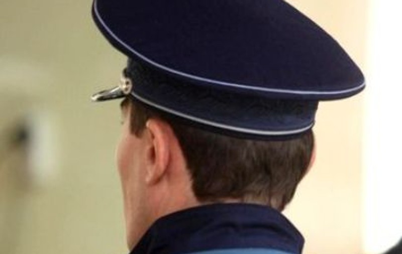 Un fost polițist condamnat pentru trafic de minore va primi daune de 12.000 de lei, pentru că a făcut râie în arest