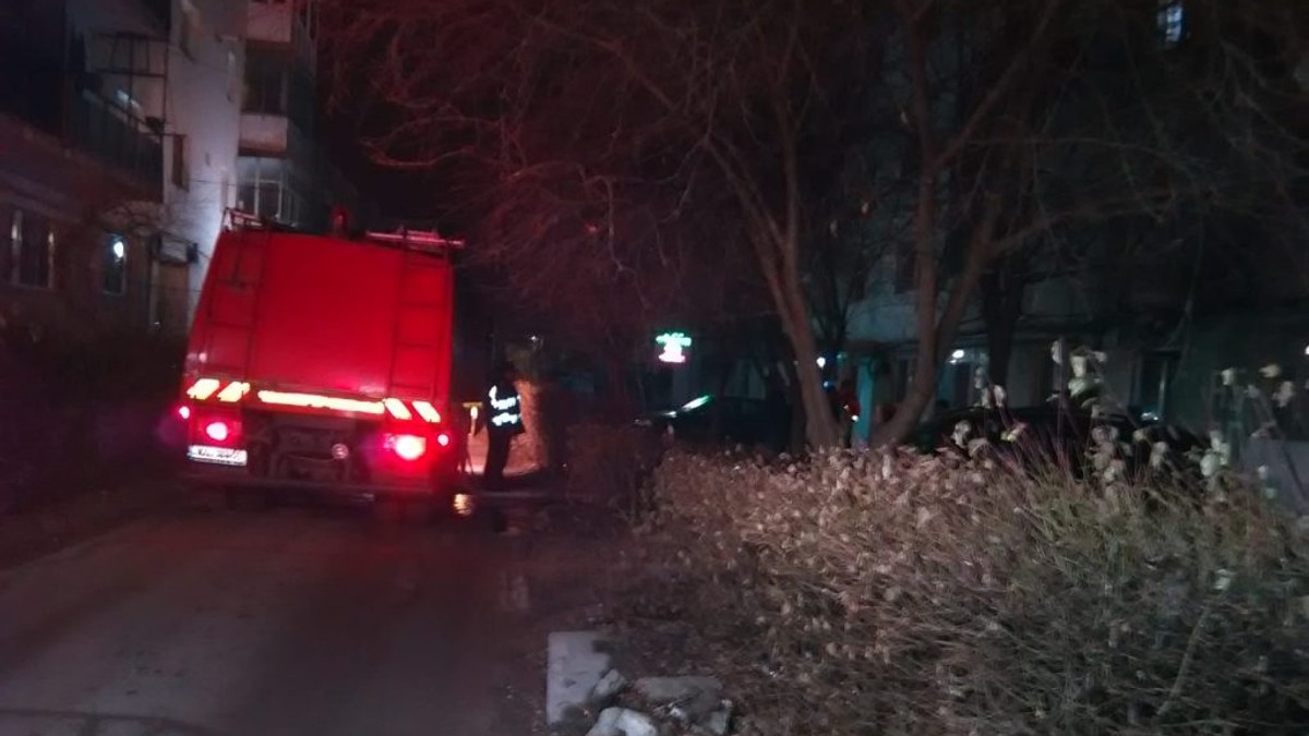 Incendiu la un bloc din Filiași. O persoană a murit, altele au fost intoxicate cu fum. 20 de oameni au fost evacuați în miez de noapte