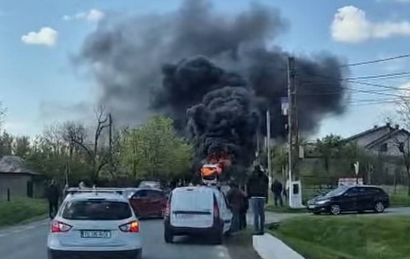 Autocar cu 27 de persoane, cuprins de flăcări în Tulcea. Pompierii intervin la fața locului