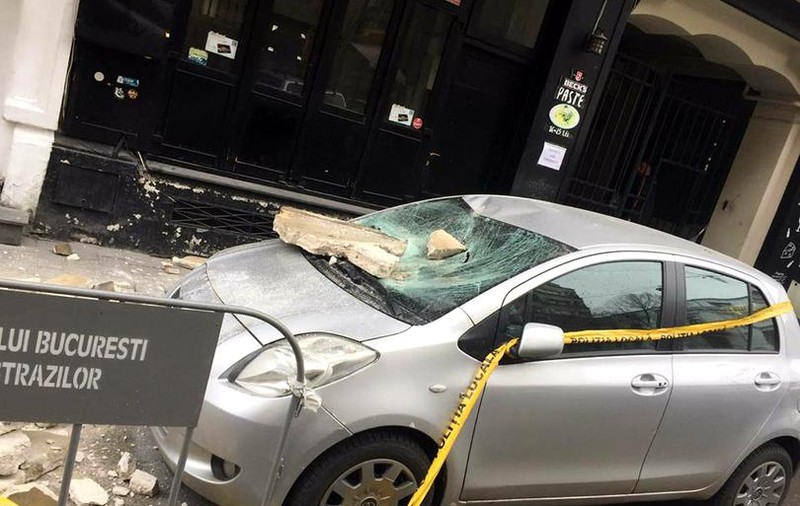 Primăria Capitalei, despre bucățile dintr-un balcon care au căzut peste două mașini în Centrul Vechi: ”Proprietarii au fost amendați și anul trecut”