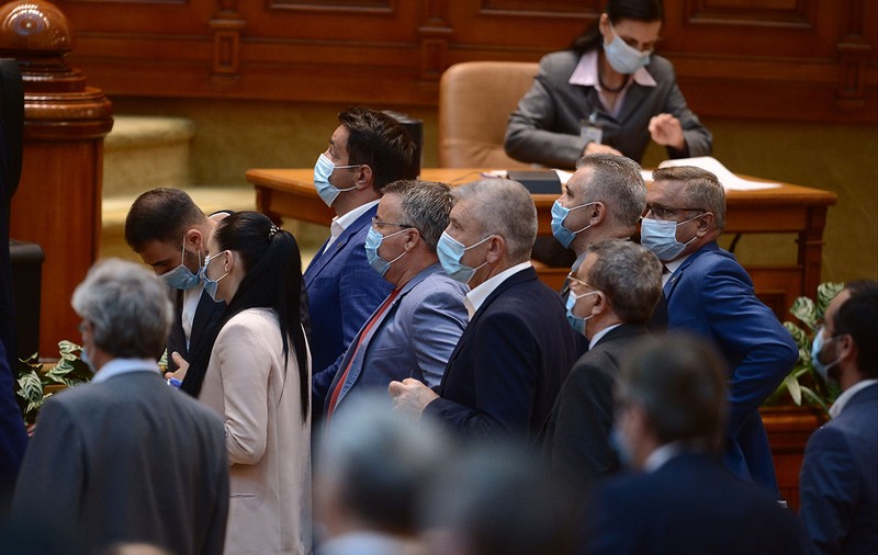 Impostura Parlamentului și vina noastră. De ce soluția nu e îmbrățișarea necondiționată a USR-PLUS, ci presiunea ca să se țină de cuvânt