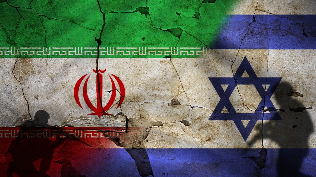 Soldat iranian care își îndreaptă arma spre unul israelian.