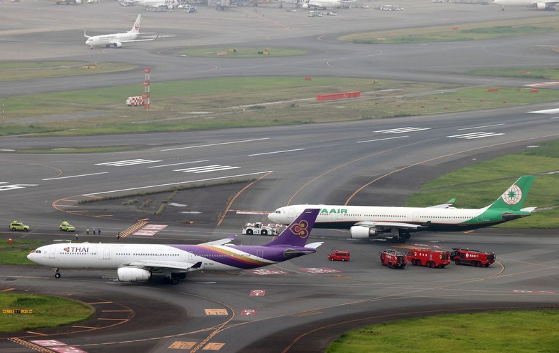 Două avioane de pasageri s-au ciocnit pe aeroportul din Tokyo