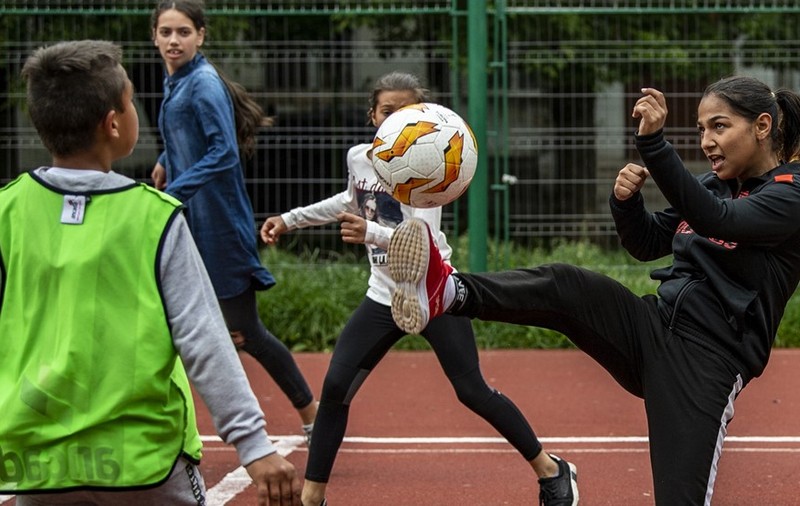 Reportaj UEFA la București: cum ajută fotbalul doi copii romi să reușească în viață. „Suntem la fel, fotbalul este pentru toți oamenii de pe pământ”