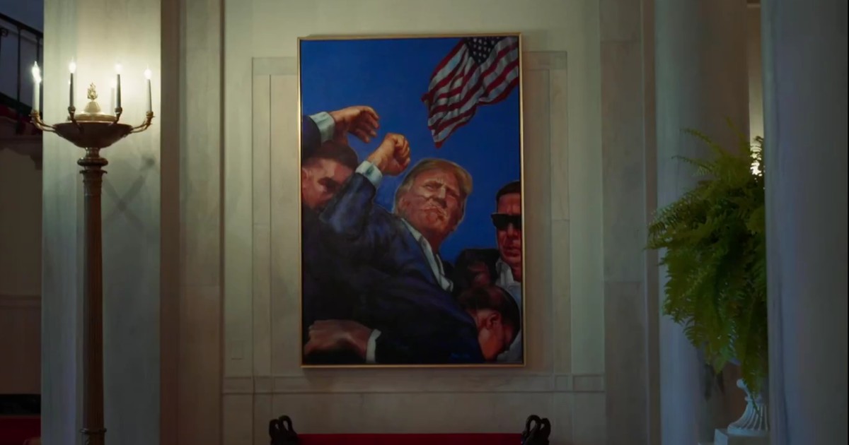 Un tablou pe perete care îl înfățisează pe Donald Trump cu pumnul ridicat în ar