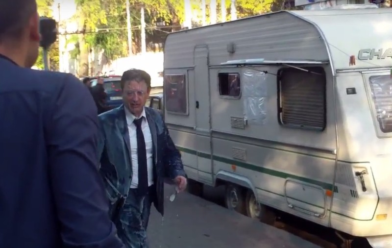 Un ministru din Republica Moldova a primit o găleată cu lapte în față. Ce s-a întâmplat | VIDEO