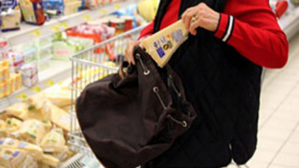 Un magazin din Năvodari avea mereu produse lipsă. Când s-a uitat imagini, patronul a avut o surpriză. Cine era hoața
