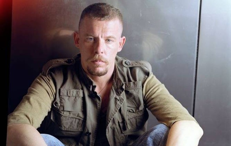 Designerul Alexander McQueen a lăsat moştenire câinilor săi 82.000 de dolari