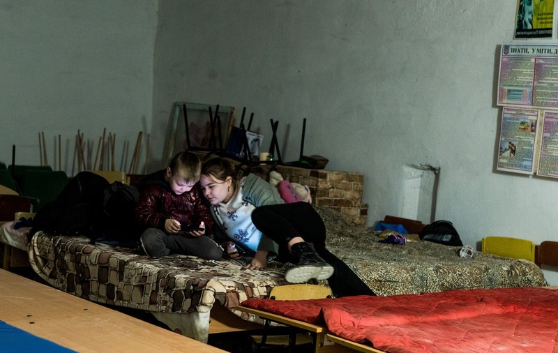 „Puneți-le căști, să asculte basme, nu sirene și explozii!”. O studentă din Ucraina a înregistrat povești pentru copiii care se ascund cu mamele lor în buncăre