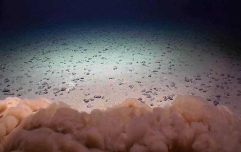 Un zăcământ uriaș de 21.000.000.000 de tone de roci pline cu metale rare, în valoare de 18 trilioane de dolari, a fost găsit pe fundul oceanului Pacific